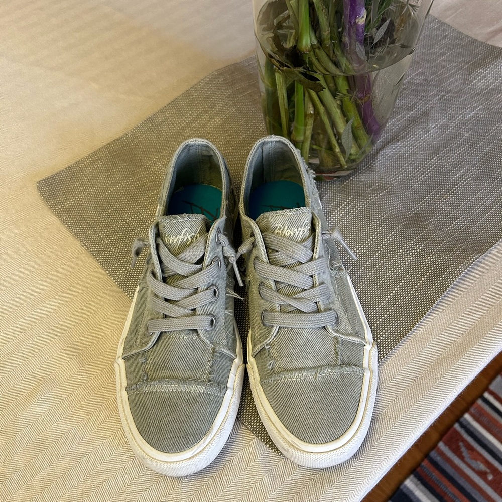 Blowfish women’s grey canvas tennis shoes, size 7.5